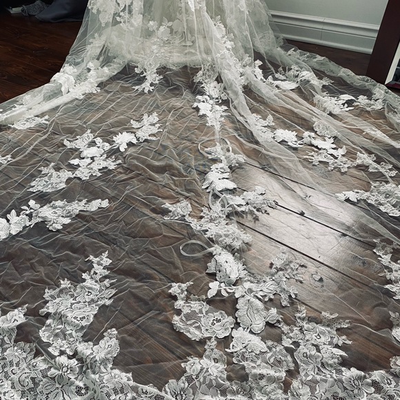 Brand-New Wedding Dress (Size 8) - Picture 9 of 11